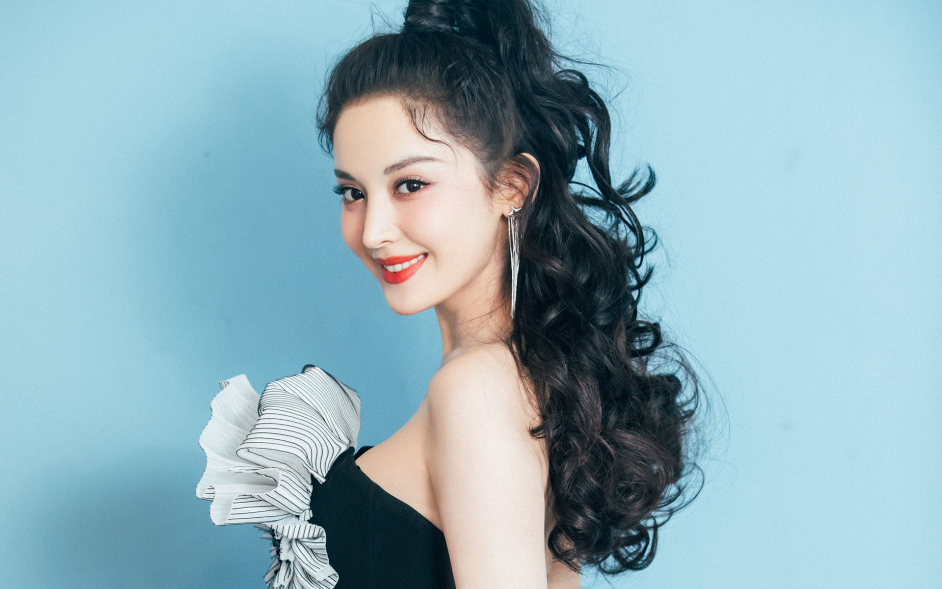 主帅指导个别球员专项训练提升其在比赛中的专属能力，球队主帅是教练吗