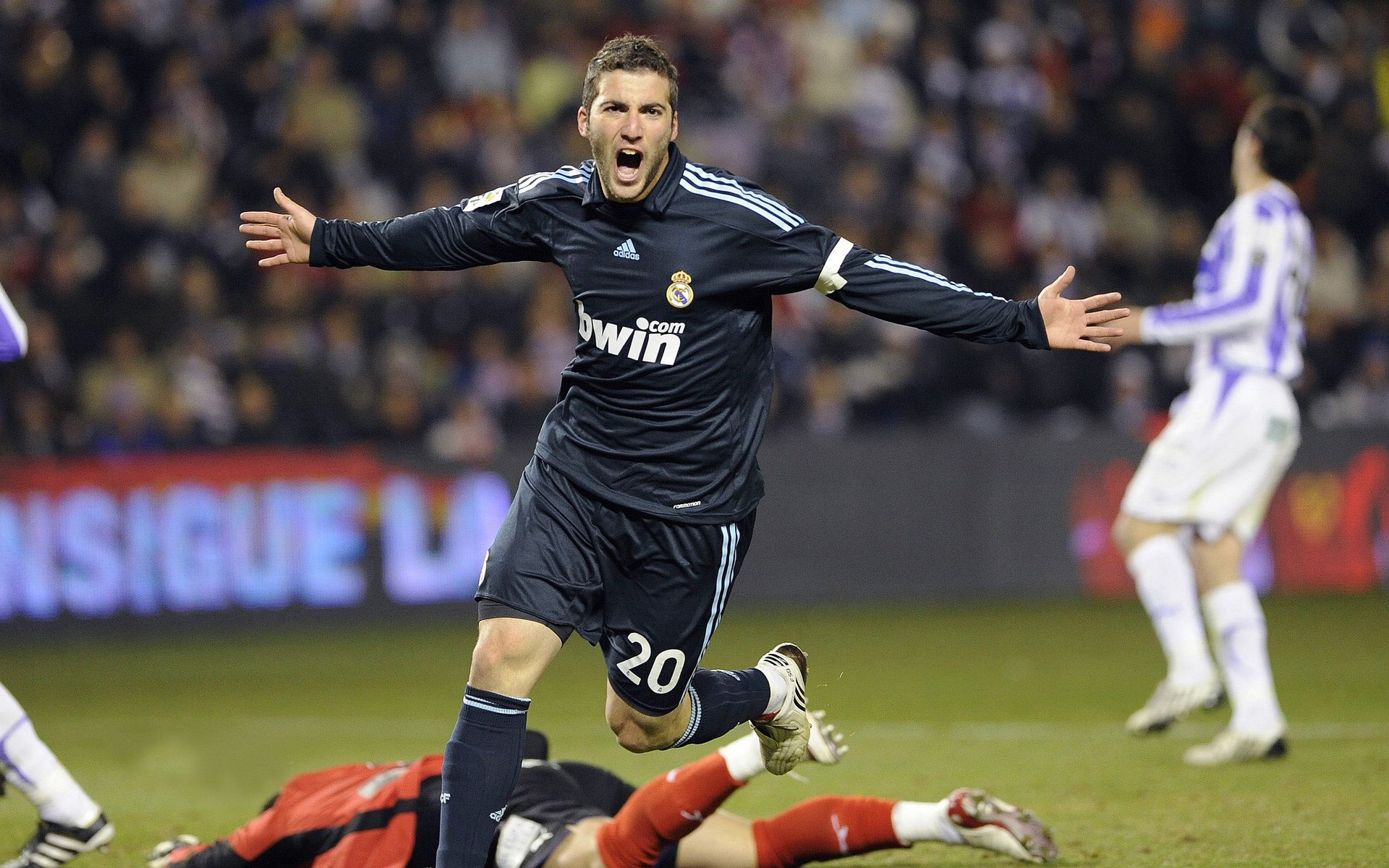 线上线下结合推动足球文化传播，吸引更多年轻群体，足球线上教学