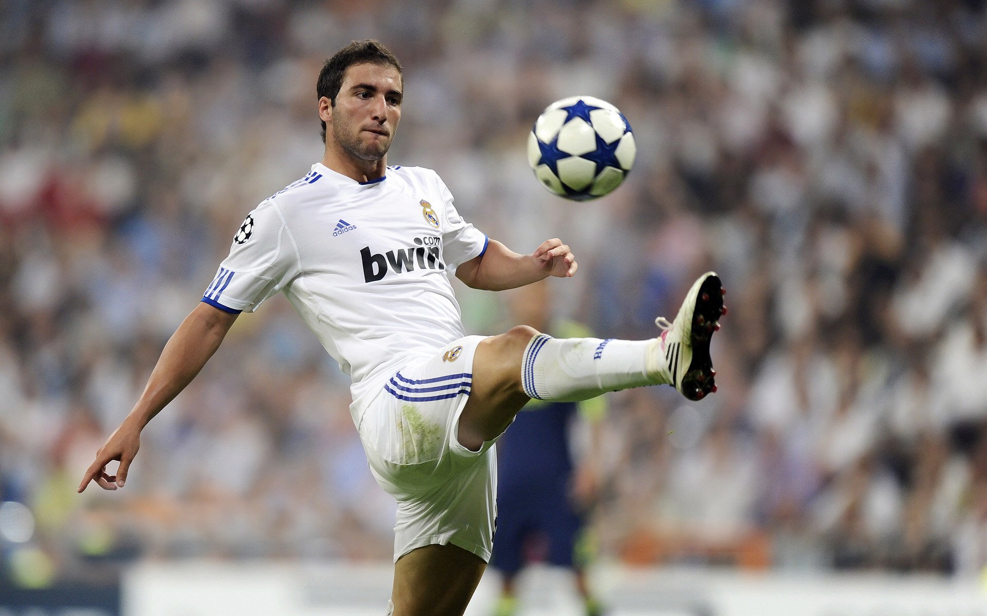 九游体育官网下载安装-西甲战术深度升级，精彩瞬间不断，球迷陶醉其中，西甲最强